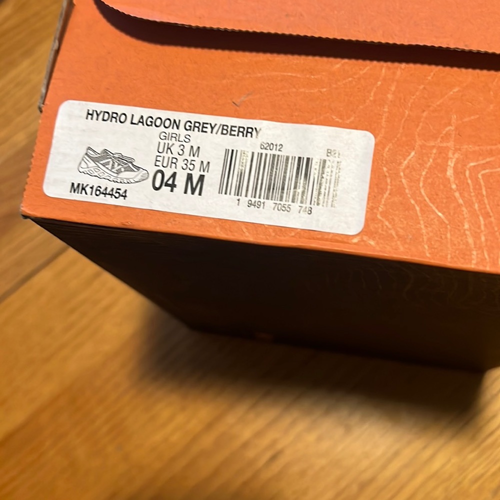 Merrell water shoes size 4M  didnt like them  tried on that was it brand new